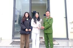 Trao trả tài sản cho du khách đánh rơi