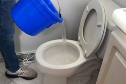 7 loại nước không nên đổ vào bồn cầu