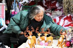 Thị trường Noel 2025: Đa dạng mẫu mã, sức mua giảm
