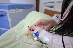 Thiếu nữ 23 tuổi bị liệt dần vì bóng cười, hít 12–15 giờ liền gia đình không hề biết