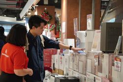 Ô nhiễm gia tăng, người dân Hà Nội đổ xô đi mua máy lọc không khí