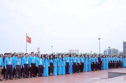 Đoàn đại biểu dự Đại hội Công đoàn tỉnh Nghệ An lần thứ XX dâng hoa tưởng niệm Chủ tịch Hồ Chí Minh