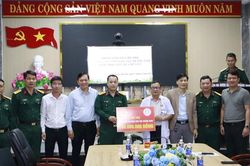 Bộ Chỉ huy Quân sự thành phố Đà Nẵng hỗ trợ Bệnh viện đa khoa khu vực Quảng Nam 100 triệu đồng