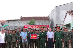 Phó Chính ủy Quân khu 5 động viên lực lượng Bộ Chỉ huy Quân sự thành phố Đà Nẵng xây nhà giúp dân tại Đắk Lắk