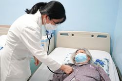 Căn bệnh nguy hiểm tấn công người cao tuổi trong thời tiết giao mùa