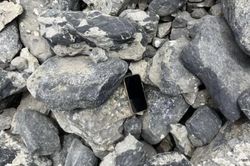 Nhờ thẻ ra vào khu dân cư, chủ nhân tìm lại điện thoại sau 3 năm thất lạc