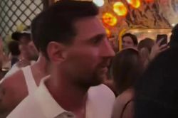 Khoảnh khắc Messi ngơ ngác