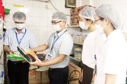 Bảo đảm an toàn thực phẩm dịp cuối năm: Giám sát chặt, cảnh báo sớm