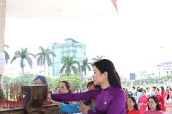 Đoàn đại biểu Phụ nữ thành phố Đà Nẵng dâng hương tưởng niệm các anh hùng liệt sĩ