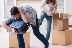 Vợ đuổi chồng ra khỏi nhà, bị phạt đến 10 triệu đồng, buộc xin lỗi công khai