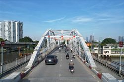 Sau lệnh cấm xe tải, giao thông qua cầu 120 tuổi ở TP.HCM ra sao?