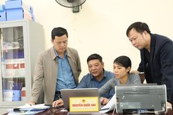Cán bộ xã, phường nỗ lực hoàn thành nhiệm vụ