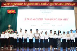 Đại học Đà Nẵng trao 290 triệu đồng học bổng 'Nâng bước sinh viên'