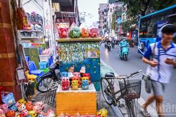 [Ảnh] Hà Nội: Tái diễn tình trạng lấn chiếm vỉa hè, lòng đường