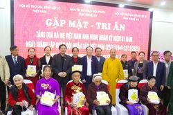 Hội Hỗ trợ gia đình liệt sĩ Việt Nam tặng quà Mẹ Việt Nam anh hùng trên địa bàn tỉnh Nghệ An