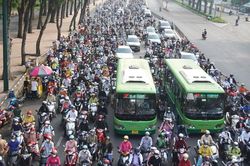 Hà Nội đề xuất hỗ trợ người dân chuyển xe máy xăng sang xe điện