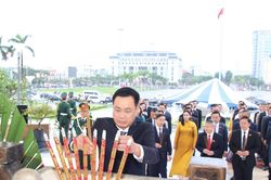 Đoàn đại biểu HĐND thành phố Đà Nẵng dâng hương tưởng niệm các anh hùng, liệt sĩ