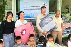 Tặng quà, bàn giao nhà hỗ trợ trẻ em và hộ khó khăn vùng thiên tai xã Thượng Đức, Duy Xuyên