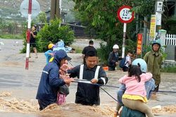 Mưa lớn gây ngập sâu một số nơi ở Khánh Hòa, nhiều trường phải học online