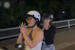 Công an TP Hồ Chí Minh xác minh cô gái trẻ chắp tay khi đi xe máy