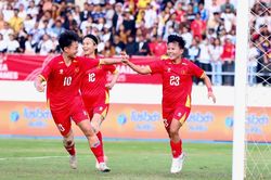 Thủ tướng chúc mừng 2 đội tuyển bóng đá Việt Nam vào bán kết SEA Games 33