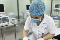Người đàn ông bị thương nặng do áo mưa cánh dơi cuốn vào bánh sau xe máy