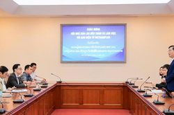 VietnamPlus chia sẻ kinh nghiệm đưa tin môi trường với các nhà báo Lào