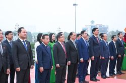 Đoàn đại biểu HĐND tỉnh Nghệ An dâng hoa tưởng niệm Chủ tịch Hồ Chí Minh