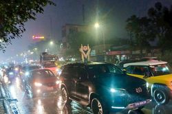 Nhiều tuyến phố ở Vinh ùn tắc trong giờ cao điểm