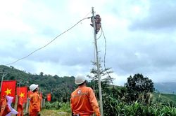 Nỗ lực kéo điện lên núi Ngọc Linh phục vụ đồng bào Ca Dong