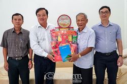Mong muốn c&aacute;c đồng ch&iacute; nguy&ecirc;n l&atilde;nh đạo tỉnh tiếp tục đồng h&agrave;nh, đ&oacute;ng g&oacute;p với qu&ecirc; hương