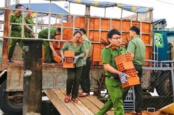 Sáng ngời hình ảnh người chiến sĩ Công an Nhân dân trong bão lũ: Bài cuối: Giúp người dân tái thiết cuộc sống sau thiên tai