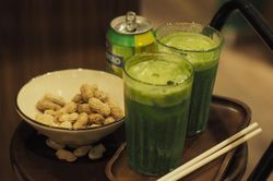 Khách Tây nhậu cùng nhân viên quán matcha ở Hà Nội trước đêm về nước