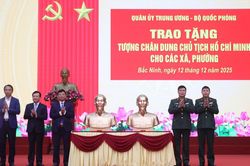 Trao tặng tượng chân dung Chủ tịch Hồ Chí Minh cho 99 xã, phường tỉnh Bắc Ninh