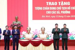 Trao tặng tượng chân dung Chủ tịch Hồ Chí Minh cho 99 xã, phường của tỉnh Bắc Ninh