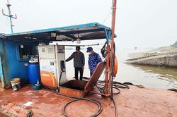 Tạm giữ tàu chở 12.000 lít dầu DO không rõ nguồn gốc trên vùng biển giáp ranh Hưng Yên - Ninh Bình