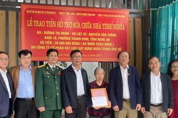 Hội Hỗ trợ gia đình liệt sĩ tỉnh Nghệ An trao 100 triệu đồng sửa chữa nhà tình nghĩa và nâng cấp đài tưởng niệm liệt sĩ