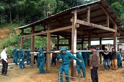 Xã Sông Kôn hỗ trợ người dân dựng nhà sau thiên tai