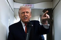 Ông Trump gặp tình huống 'dở khóc dở cười' trên Không lực Một
