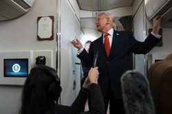 Khoảnh khắc ông Trump bị cửa toilet 'tấn công' trên Không lực Một