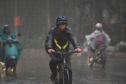 Mưa rét tràn về, Hà Nội vẫn 'nghẹt thở' vì ô nhiễm không khí
