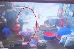 Đang ngồi trong nhà, chồng bất ngờ cầm dao lao vào chém vợ rồi tự tử