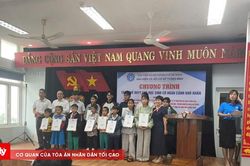 BHXH cơ sở Thăng Bình trao tặng 54 thẻ BHYT cho học sinh có hoàn cảnh khó khăn