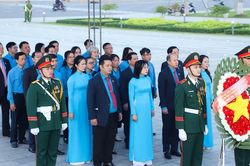 Đoàn đại biểu Công đoàn thành phố dâng hương tưởng niệm các anh hùng liệt sĩ