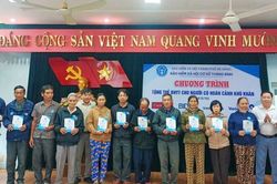 Bảo hiểm xã hội cơ sở Thăng Bình trao 120 thẻ bảo hiểm y tế cho người dân khó khăn