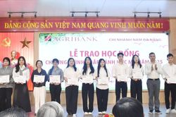 Agribank Nam Đà Nẵng trao 550 triệu đồng học bổng 'Chắp cánh ước mơ' cho sinh viên