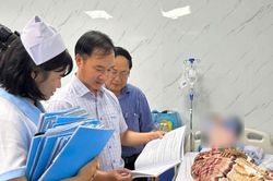 Thăm hỏi các bệnh nhân bị ngộ độc thực phẩm nghi do ăn bánh mì Hồng Vân