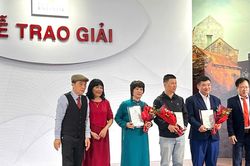 Tôn vinh những tiếng nói thơ ca thắp lên tình yêu nguồn cội