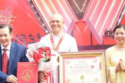 Nguyễn Á ra mắt sách ảnh '80 năm - Một Việt Nam vững tin'