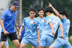 HLV Kim Sang Sik nhận tin cực vui trước trận bán kết SEA Games với U22 Philippines